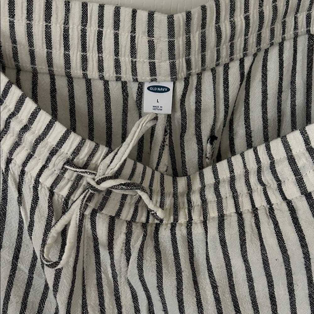Old Navy Black and White Linen Striped Cropped Pants - Picture 2 of 3